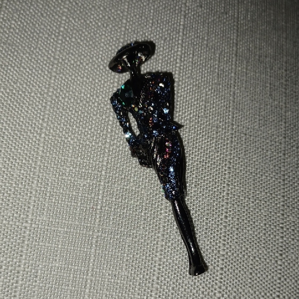 Elegant Glittering Brooch